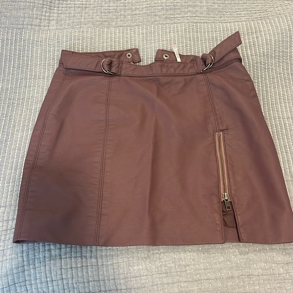 Free people purple skirt
Very good condition
Mini leather (faux) skirt for women - Picture 2 of 5